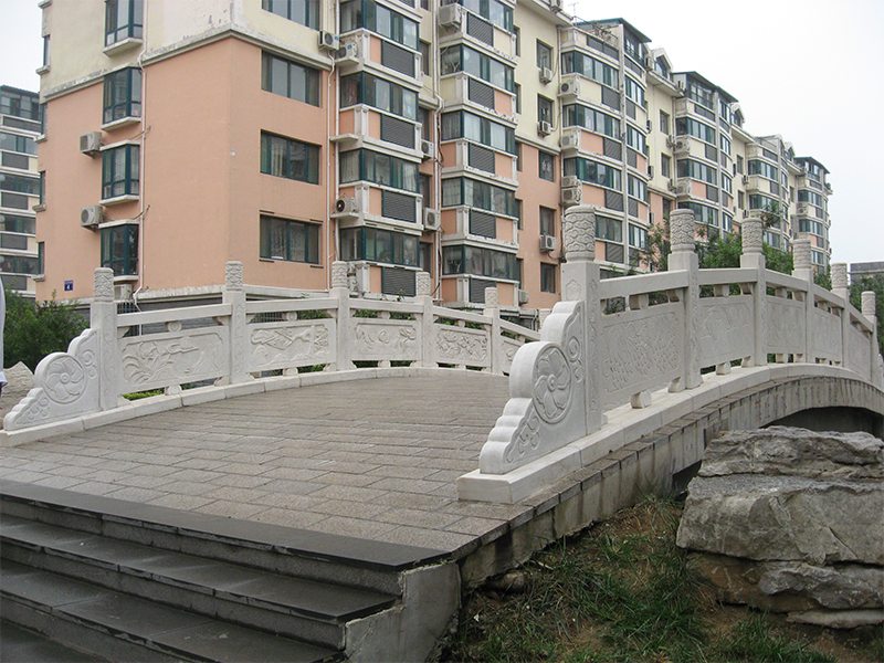 小區花園石拱橋欄板安裝案例